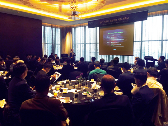 파수닷컴이 26일 서울 여의도동 콘래드호텔에서 디지털 트랜스포메이션을 선도하기 위한 전략 세미나를 개최했다. 국내 주요 기관과 기업들의 IT, 보안 책임 인원들이 세미나를 듣고 있다. 파수닷컴 제공